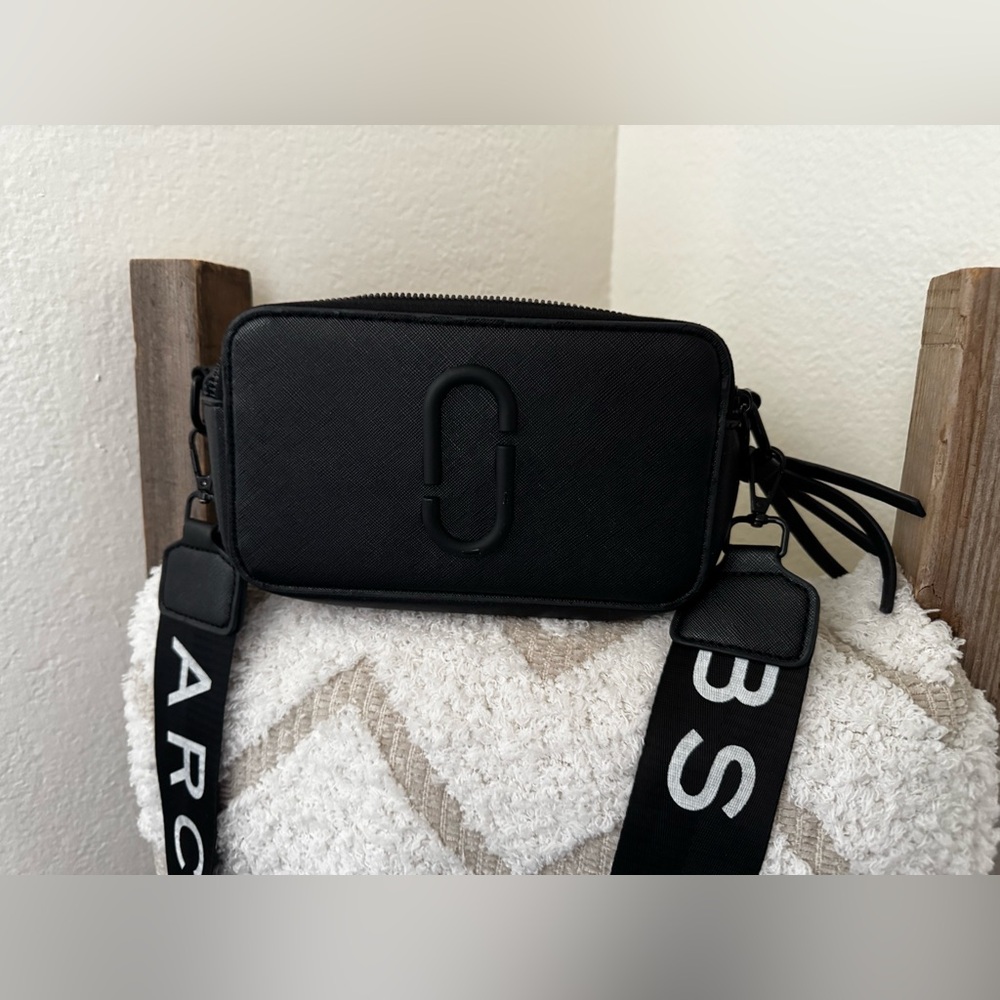 Stylish Black Crossbody Bag with Logo Strap
